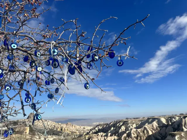 Árbol de los ojos turcos (nazar) con Uçhisar al fondo, Turquía | Guía Turístico