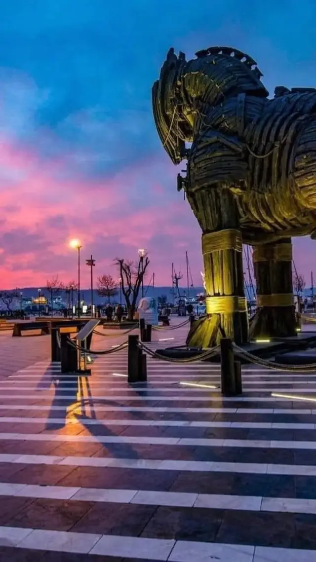 Caballo de Troya en el paseo marítimo de Çanakkale, Turquía | Guía Turístico