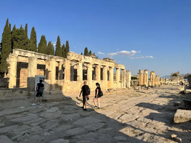 Calle de columnas de Hierápolis, Pamukkale, Turquía | Guía Turístico