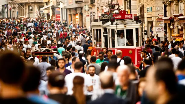Calle Istiklal Con El Tranvia Rojo Guia Turistico Turquia