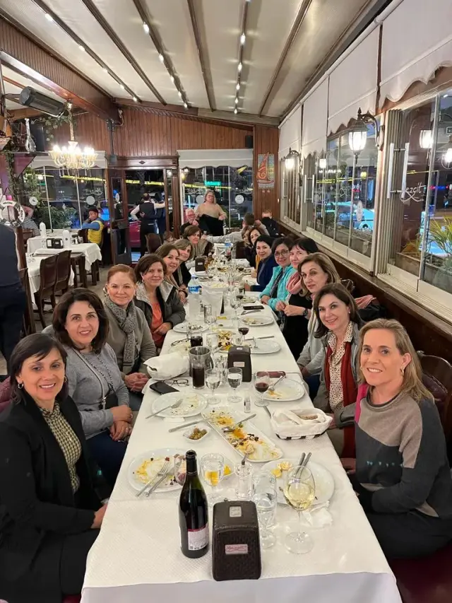 Cena de grupo en un restaurante de Estambul, Turquía | Guía Turístico