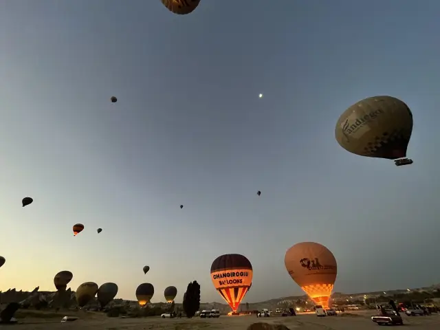 Cielo lleno de globos sobre Capadocia, Turquía | Guía Turístico