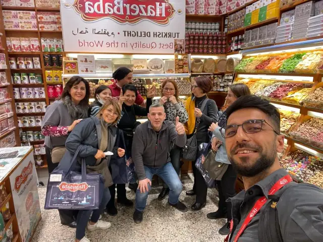 Comprando dulces turcos con el grupo en el Bazar de las Especias, Turquía | Guía Turístico