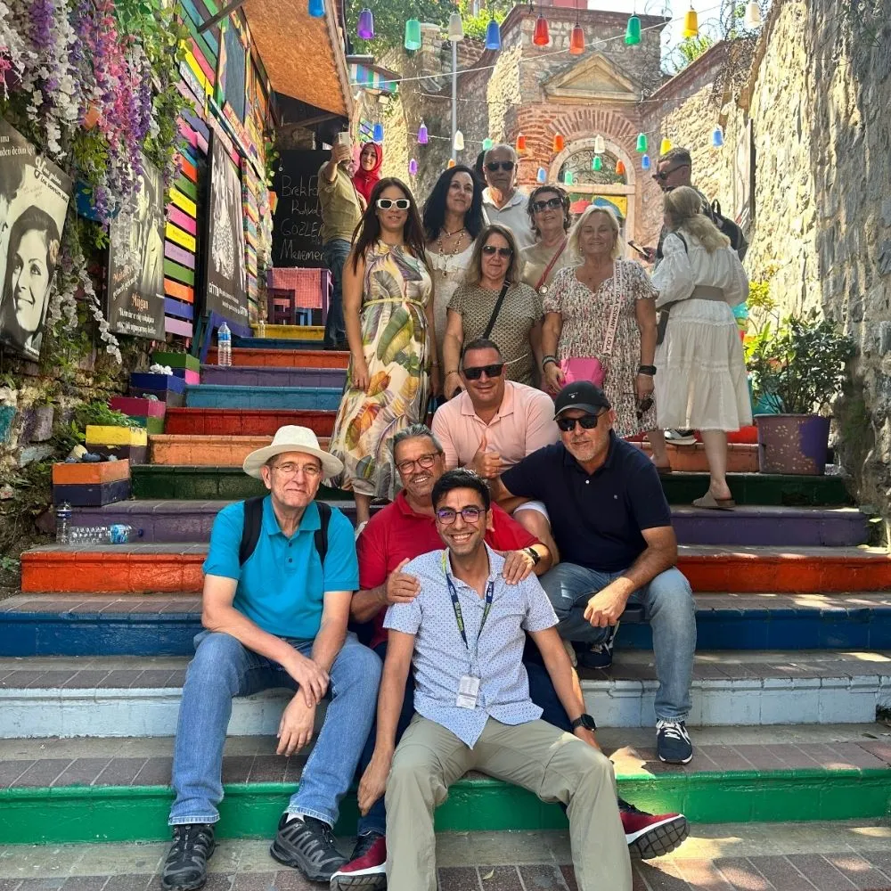Con El Grupo En Balat En La Escaleras De Colores Guia Turistico Turquia