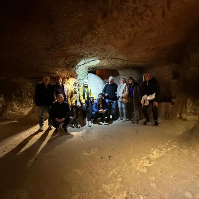 En La Ciudad Subterranea Con El Grupo Guia Turistico Turquia