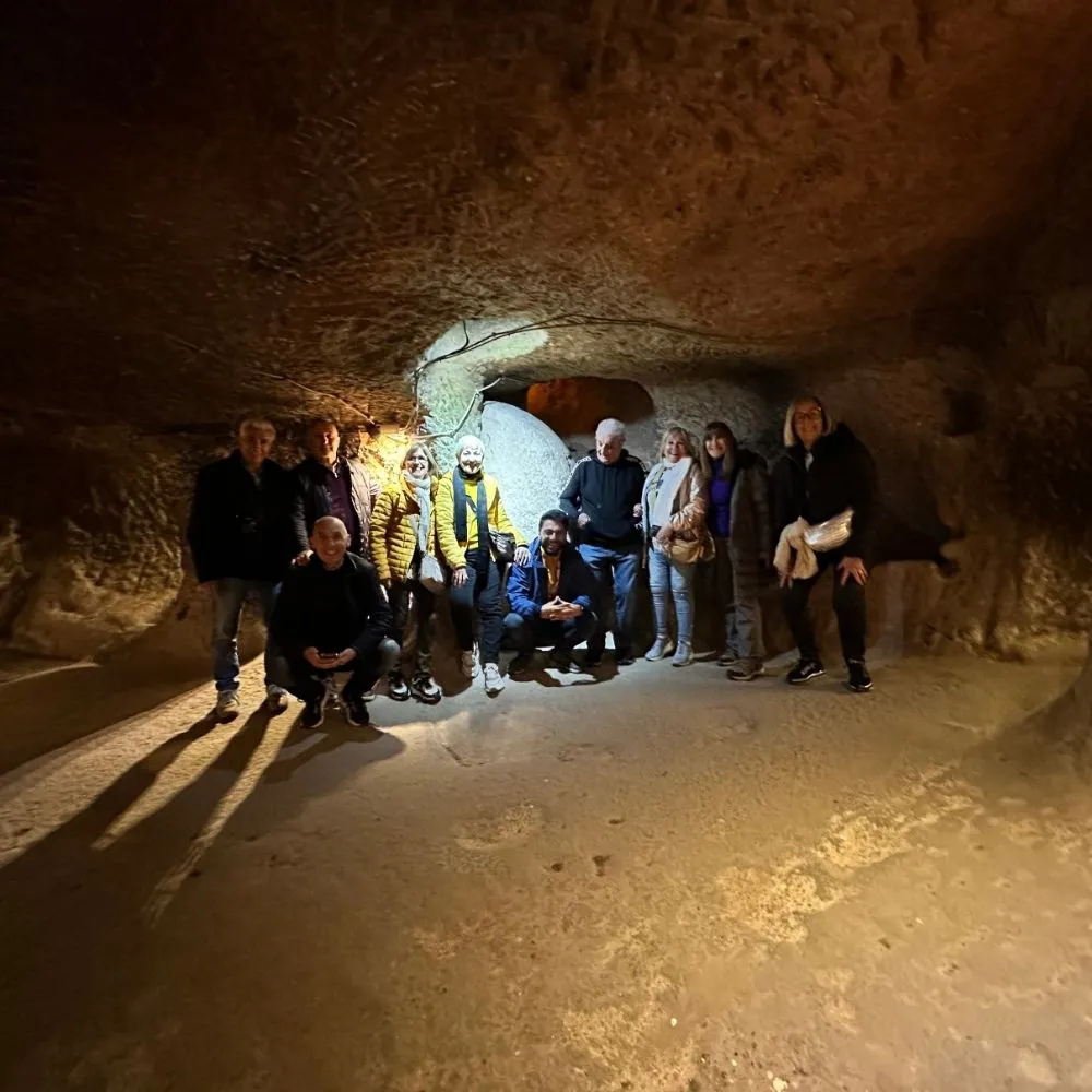 En La Ciudad Subterranea Con El Grupo Guia Turistico Turquia
