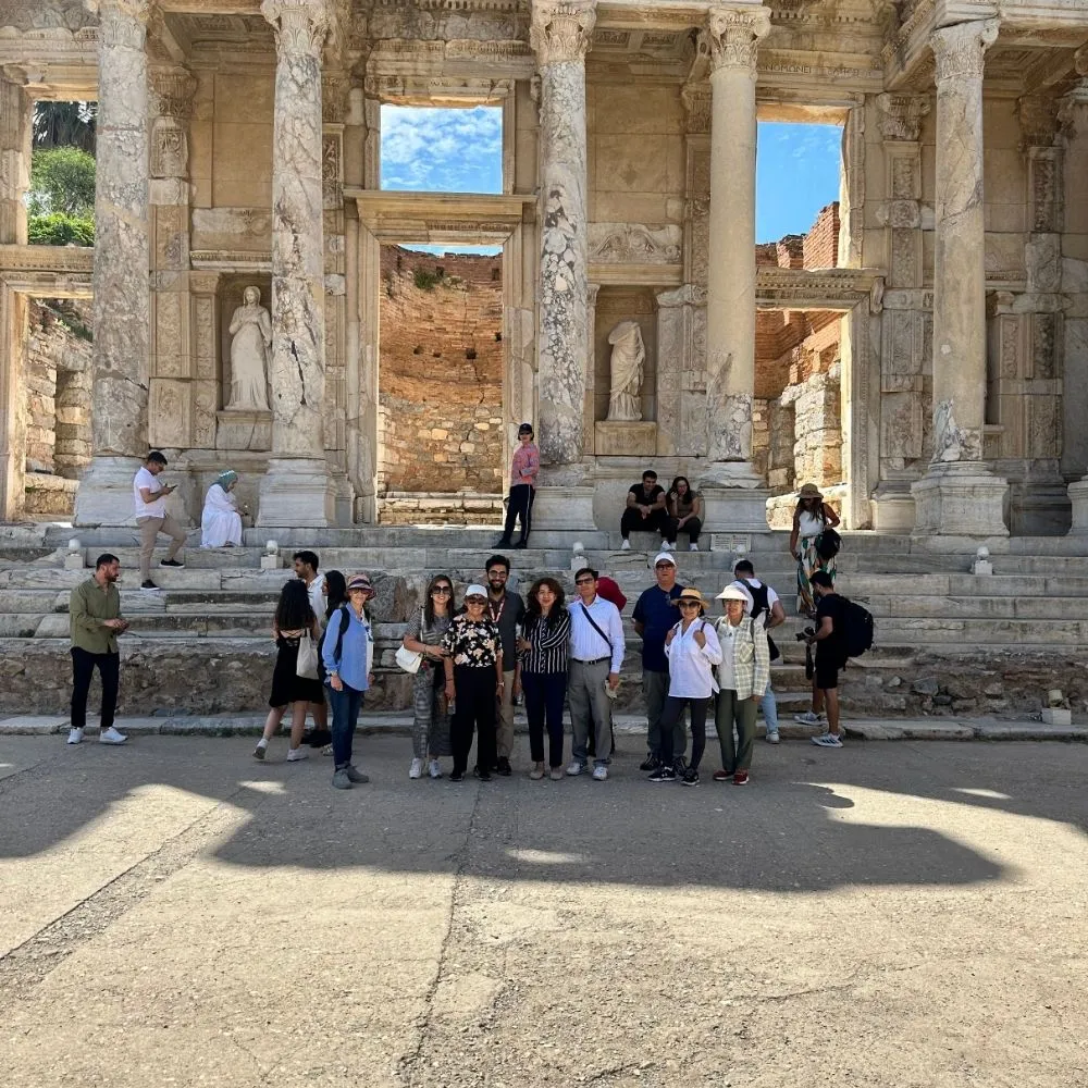 Enfrente De La Biblioteca De Celso Guia Turistico Turquia