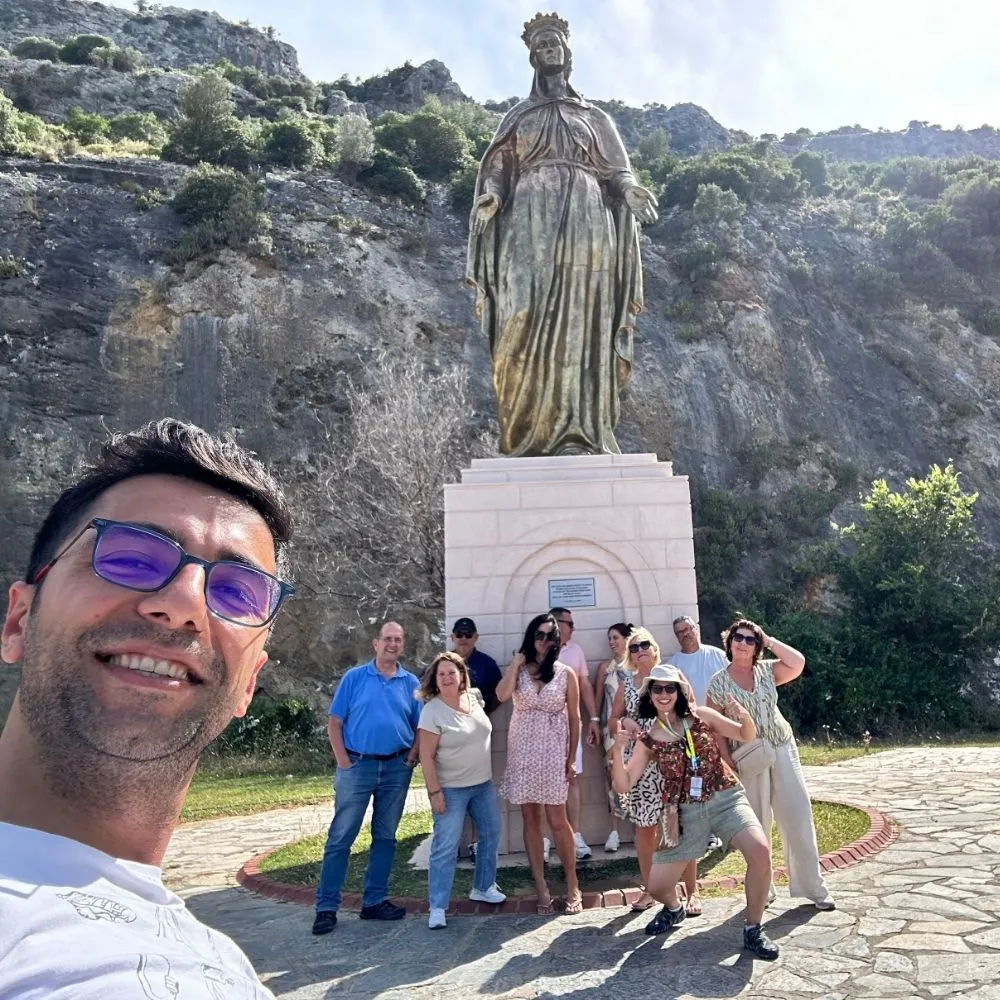 Estatua De Virgen Maria Con El Grupo Guia Turistico Turquia