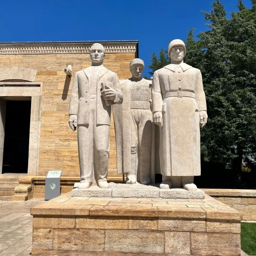 Estatuas De Anitkabir Mausoleo De Ataturk Al Camino De Leon Guia Turistico Turquia
