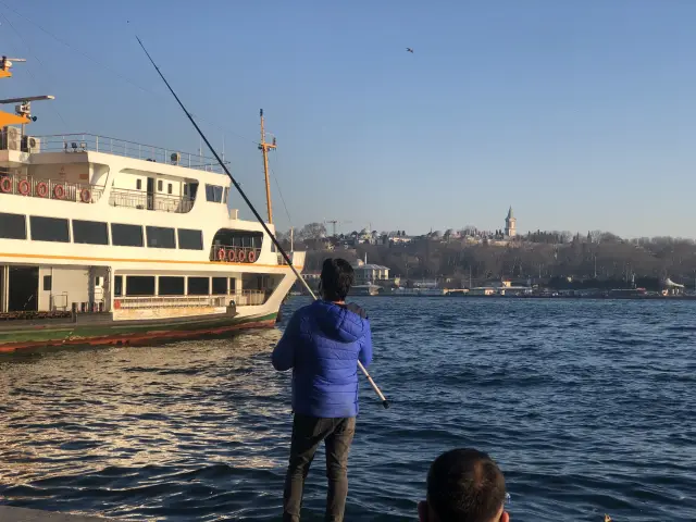 Ferry y pescadores en Karaköy, a orillas del Bósforo, Turquía | Guía Turístico