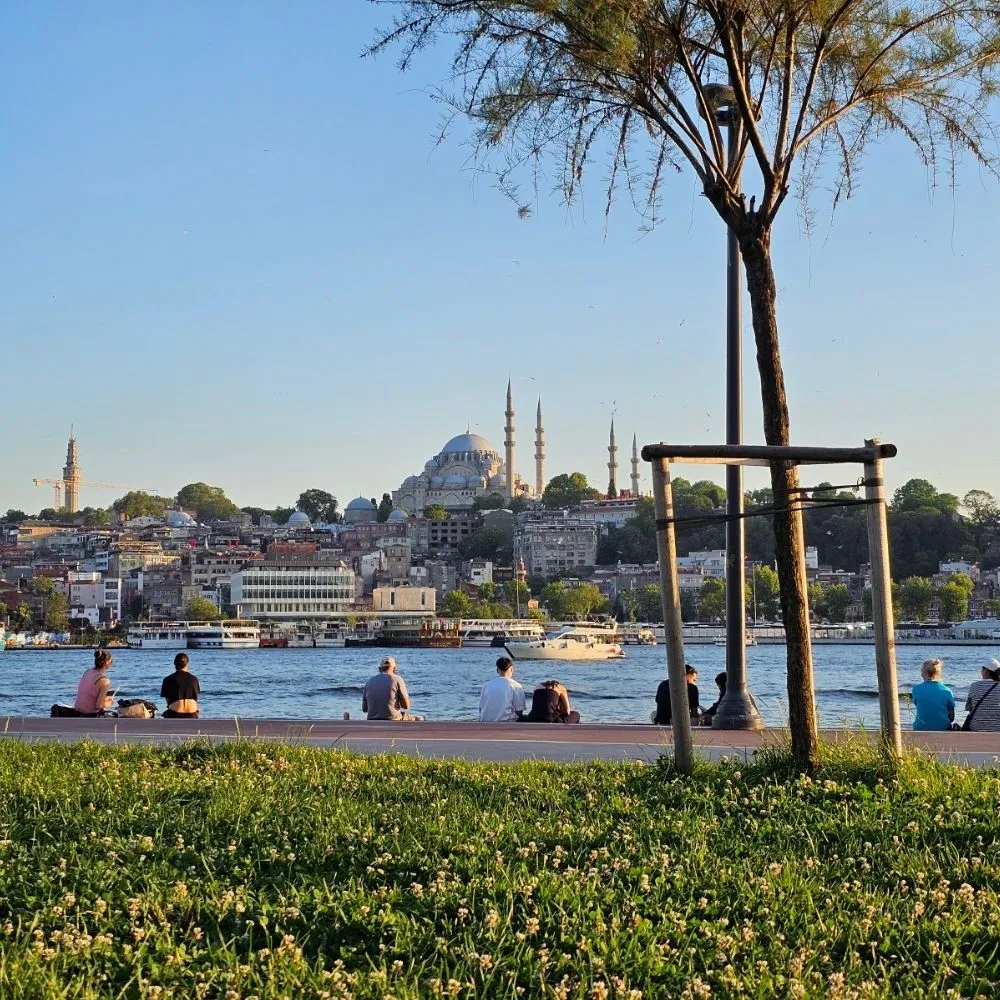 Gente Sentado Por Alrededor Del Cuerno De Oro Mezquita Soliman Guia Turistico Turquia