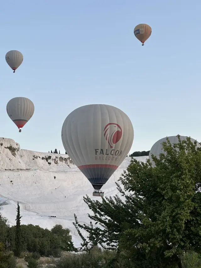 Globo aerostático sobre las terrazas blancas de Pamukkale, Turquía | Guía Turístico