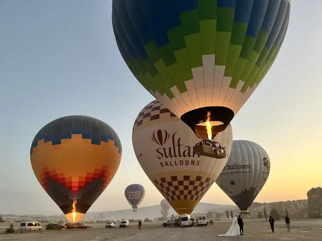 Globos aerostáticos inflándose al amanecer en Capadocia, Turquía | Guía Turístico