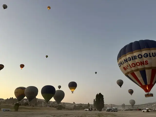 Globos despegando al amanecer en Göreme, Capadocia, Turquía | Guía Turístico