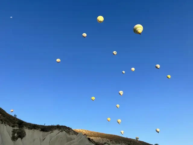 Globos en el cielo azul de Capadocia, Turquía | Guía Turístico