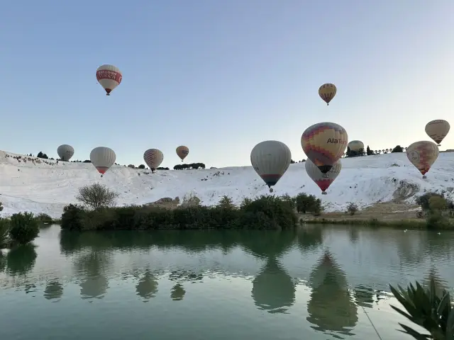 Globos sobre los travertinos de Pamukkale al amanecer, Turquía | Guía Turístico