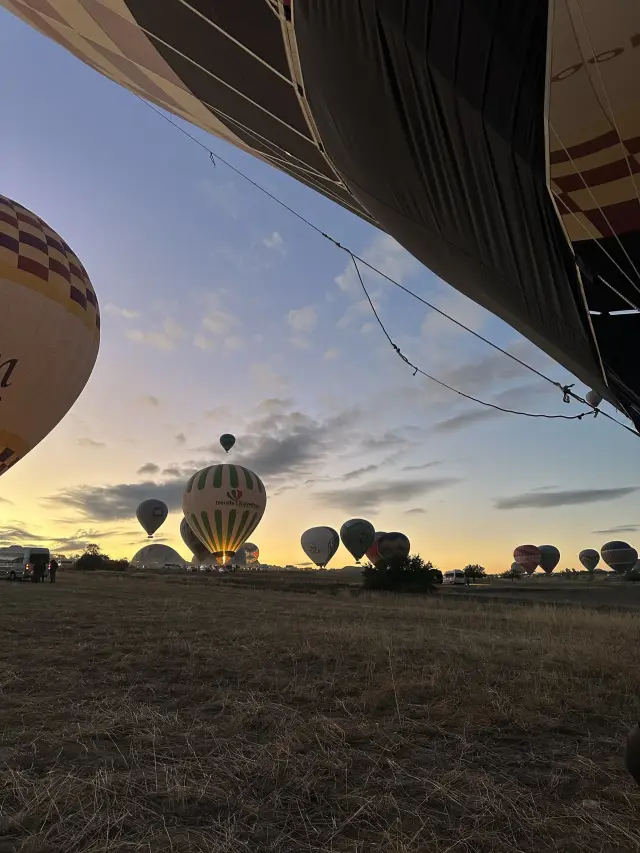 Globos sobre los valles de Capadocia por la mañana, Turquía | Guía Turístico