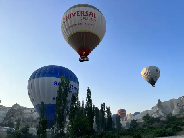 Globos volando bajo sobre el valle de Capadocia, Turquía | Guía Turístico