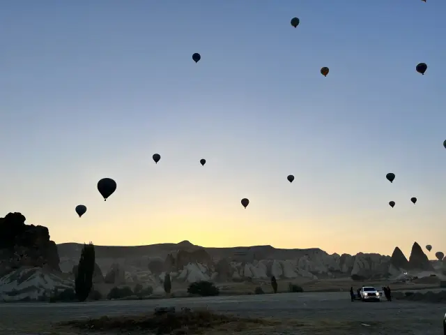 Globos y chimeneas de hadas al amanecer en Capadocia, Turquía | Guía Turístico