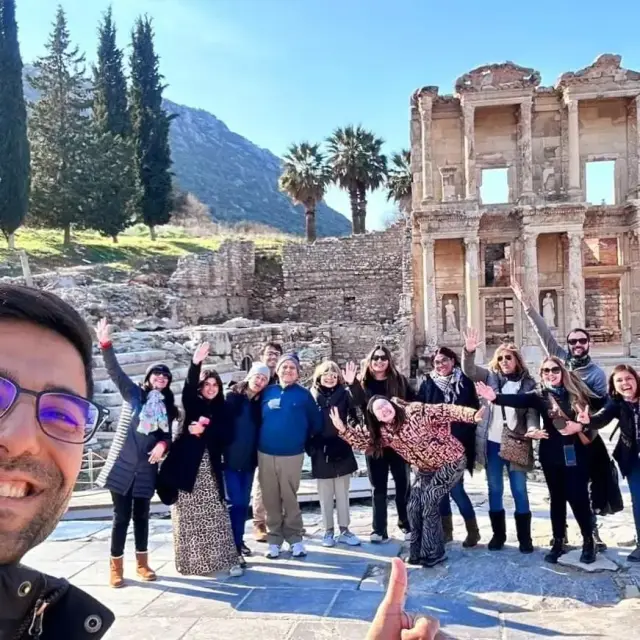 Grupo de viajeros ante la Biblioteca de Celso en Éfeso, Turquía | Guía Turístico