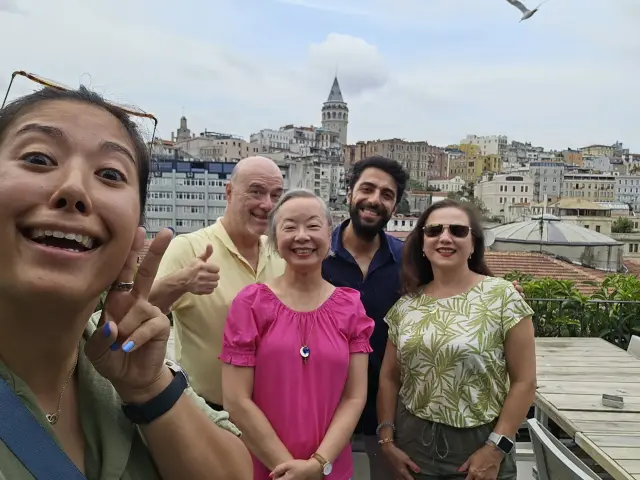 Grupo de viajeros con la torre de Gálata al fondo, Estambul, Turquía | Guía Turístico