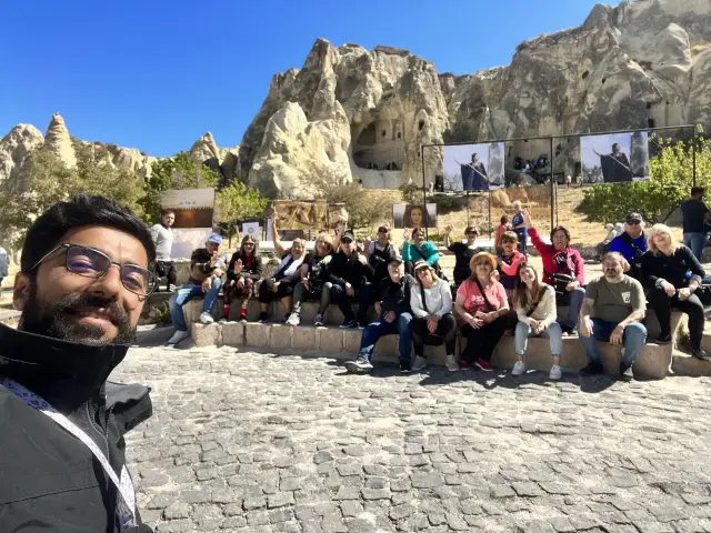 Grupo de viajeros en el museo al aire libre de Göreme, Turquía | Guía Turístico