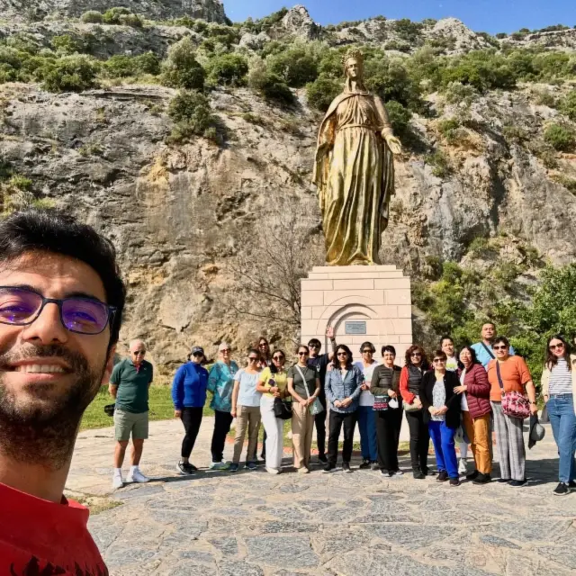 Grupo de viajeros en la Casa de la Virgen María, Éfeso, Turquía | Guía Turístico