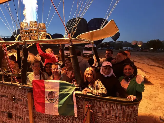 Grupo de viajeros en el globo de Capadocia, Turquía | Guía Turístico