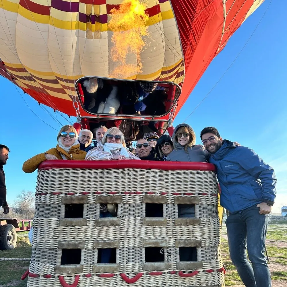 Grupo En La Cesta Del Globo Antes De Volar Guia Turistico Turquia