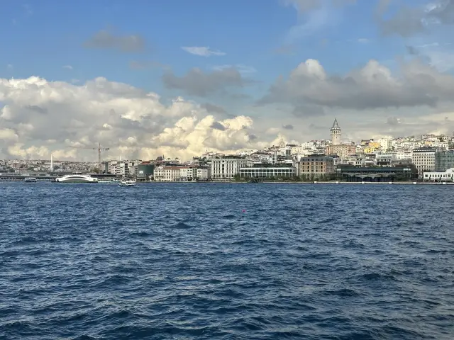 Karaköy y la torre de Gálata desde el Bósforo, Turquía | Guía Turístico