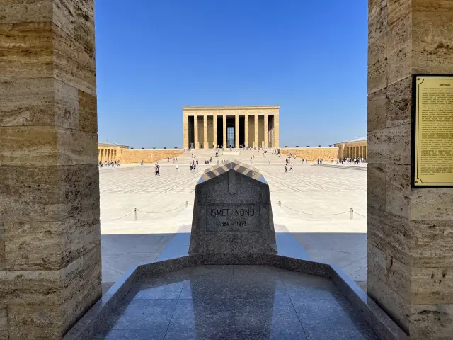 Mausoleo de Atatürk entre las columnas, Anıtkabir, Turquía | Guía Turístico