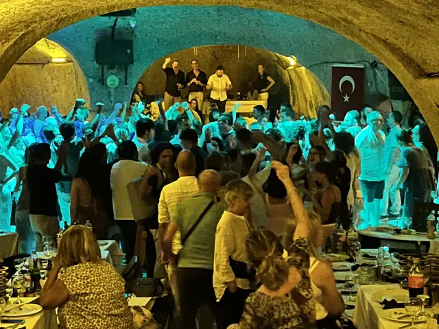 Noche turca con cena y baile en un restaurante cueva de Capadocia, Turquía | Guía Turístico