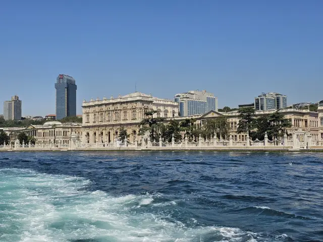 Palacio de Dolmabahçe desde el Bósforo, Turquía | Guía Turístico