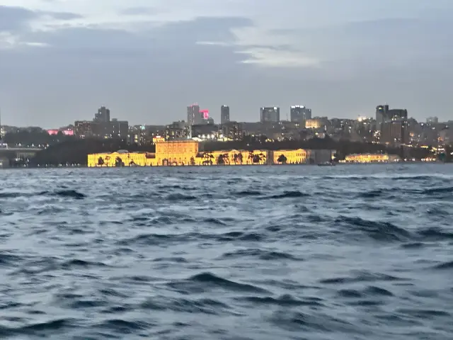 Palacio de Dolmabahçe iluminado al anochecer, Turquía | Guía Turístico