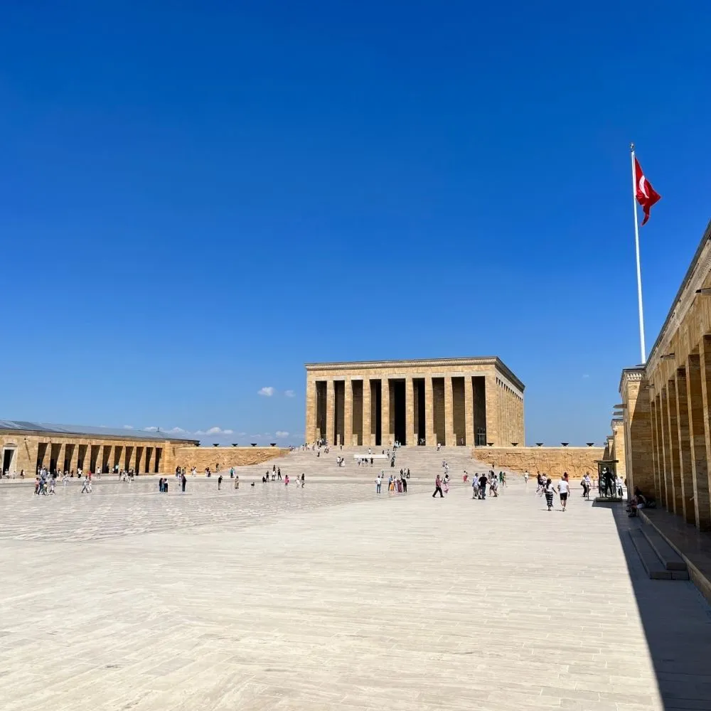Patio De Anitkanir Mausoleo De Ataturk, Kars, Turquía | Guía Turístico