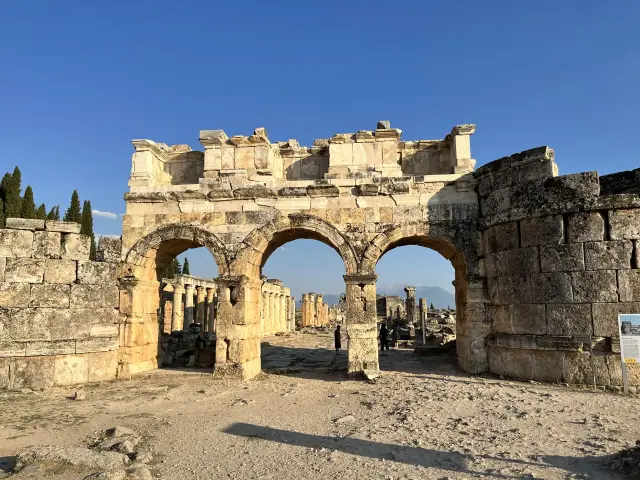 Puerta de Frontino en Hierápolis, Pamukkale, Turquía | Guía Turístico