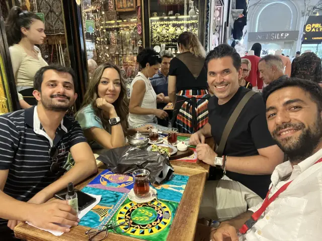Té turco con el grupo en el Gran Bazar de Estambul, Turquía | Guía Turístico