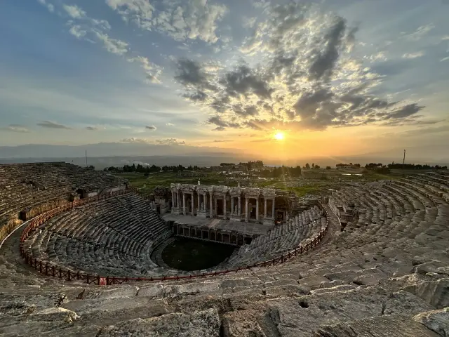 Teatro romano de Hierápolis al atardecer, Turquía | Guía Turístico