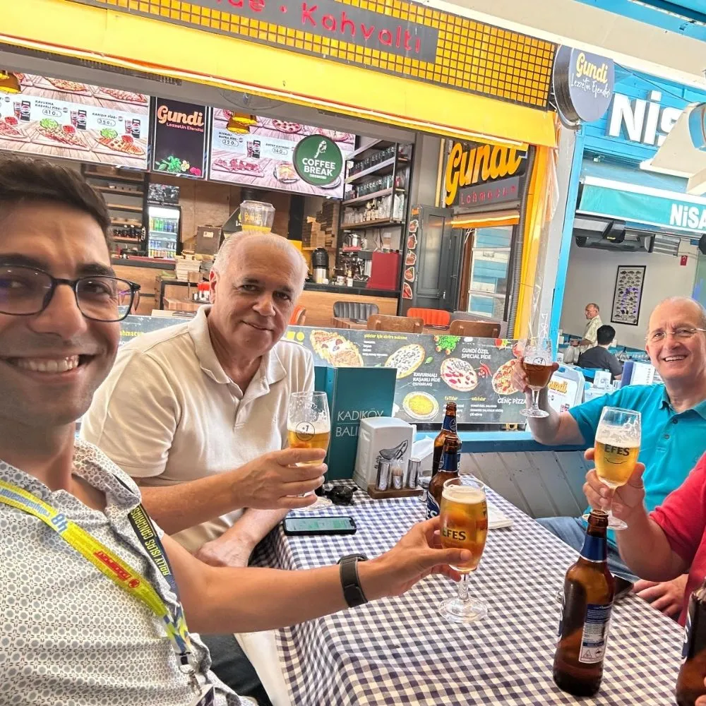 Tomando Cerveza Con El Grupo En Kadikoy en Turquía | Guía Turístico
