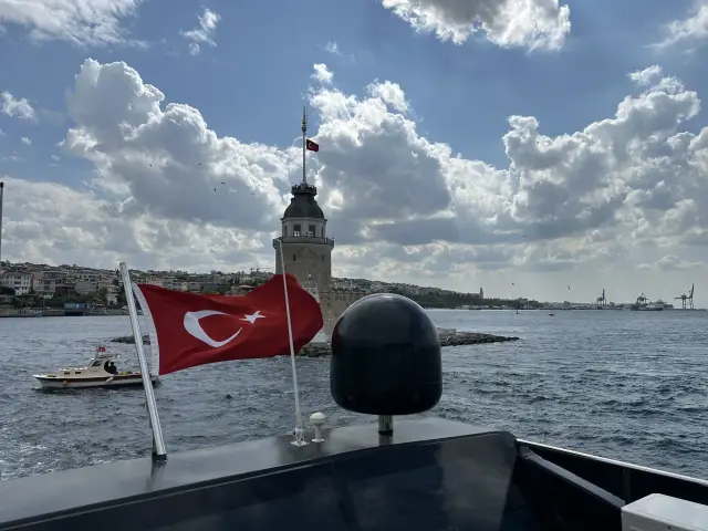 Torre de la Doncella y bandera turca desde el yate, Turquía | Guía Turístico