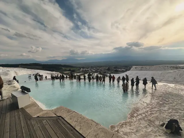 Travertinos blancos de Pamukkale con piscinas de agua termal, Turquía | Guía Turístico