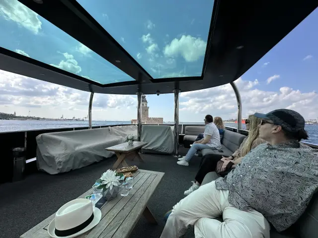Viajeros a bordo del yate privado en el Bósforo, Turquía | Guía Turístico