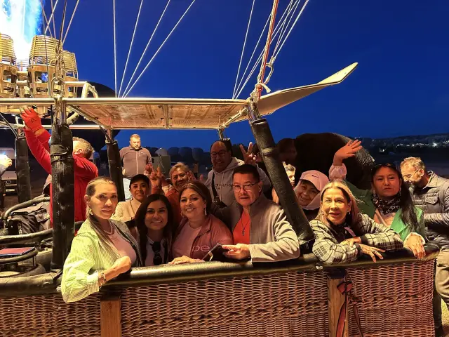 Viajeros en la cesta del globo antes de despegar en Capadocia, Turquía | Guía Turístico