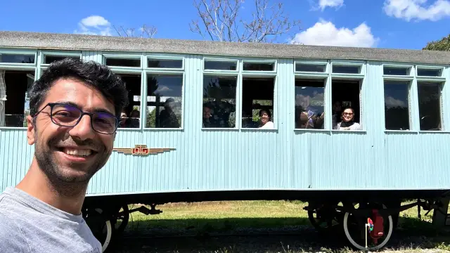 El grupo en el vagón antiguo del museo de trenes