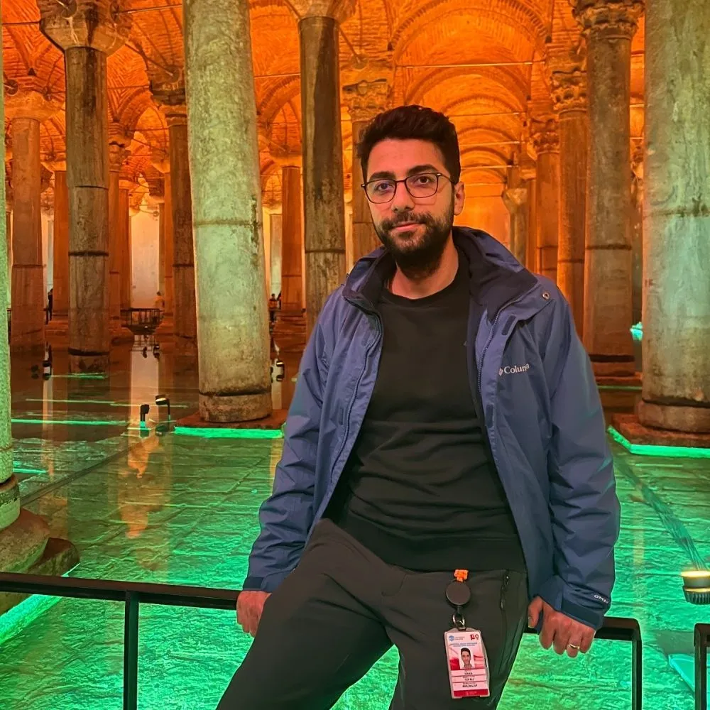 Sinan Topali en la Cisterna Basílica de Estambul