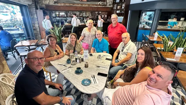 Disfrutando por el alrededor de la mesa triangulas en uno de los restaurantes famoso en estambul