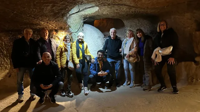 Enfrente de la puerta circular de la ciudad subterranea de capadocia