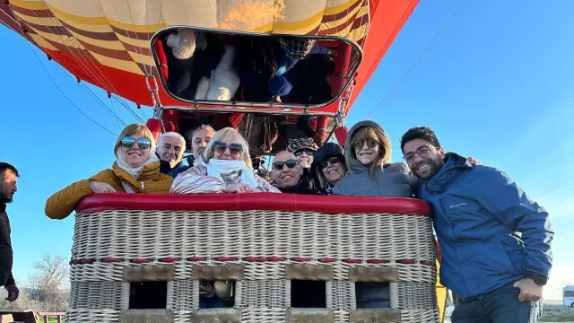 Foto con el grupo antes de que salga el vuelo de globo en capadocia
