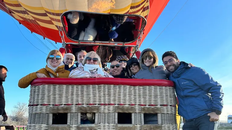 Foto con el grupo antes de que salga el vuelo de globo en capadocia 768w
