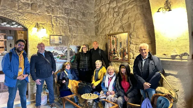 Grupo saliendo del hotel cueva en capadocia